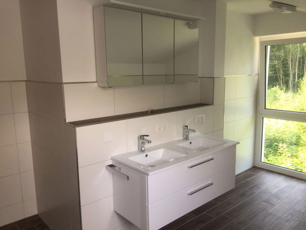 badezimmer-neubau-mit-doppel-waschbecken-und-spiegelschrank