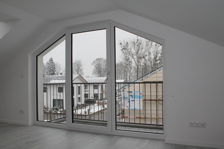 Vergleich von Fenstermaterialien: Große Fenster mit Kunststoffrahmen in einem Rötzer Ziegel-Element-Haus.