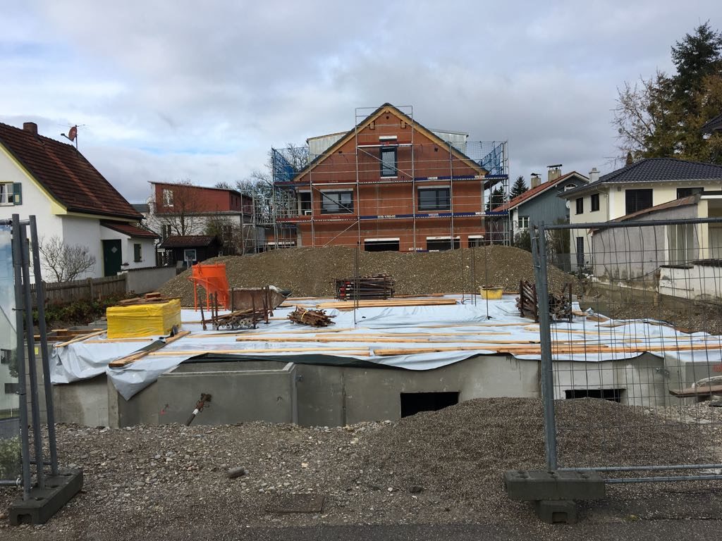 Kellerbau nach Erdaushub auf der Baustelle eines Rötzer-Ziegel-Element-Hauses.