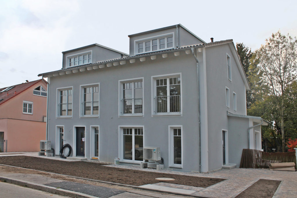Doppelhaus bauen – Doppelhaus mit grauer Fassade.