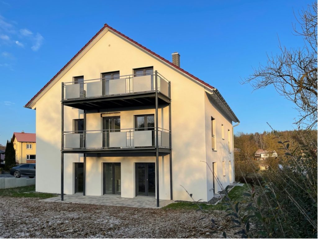 Mehrgenerationenhaus bauen – Zweistöckiges Mehrfamilienhaus von Rötzer.